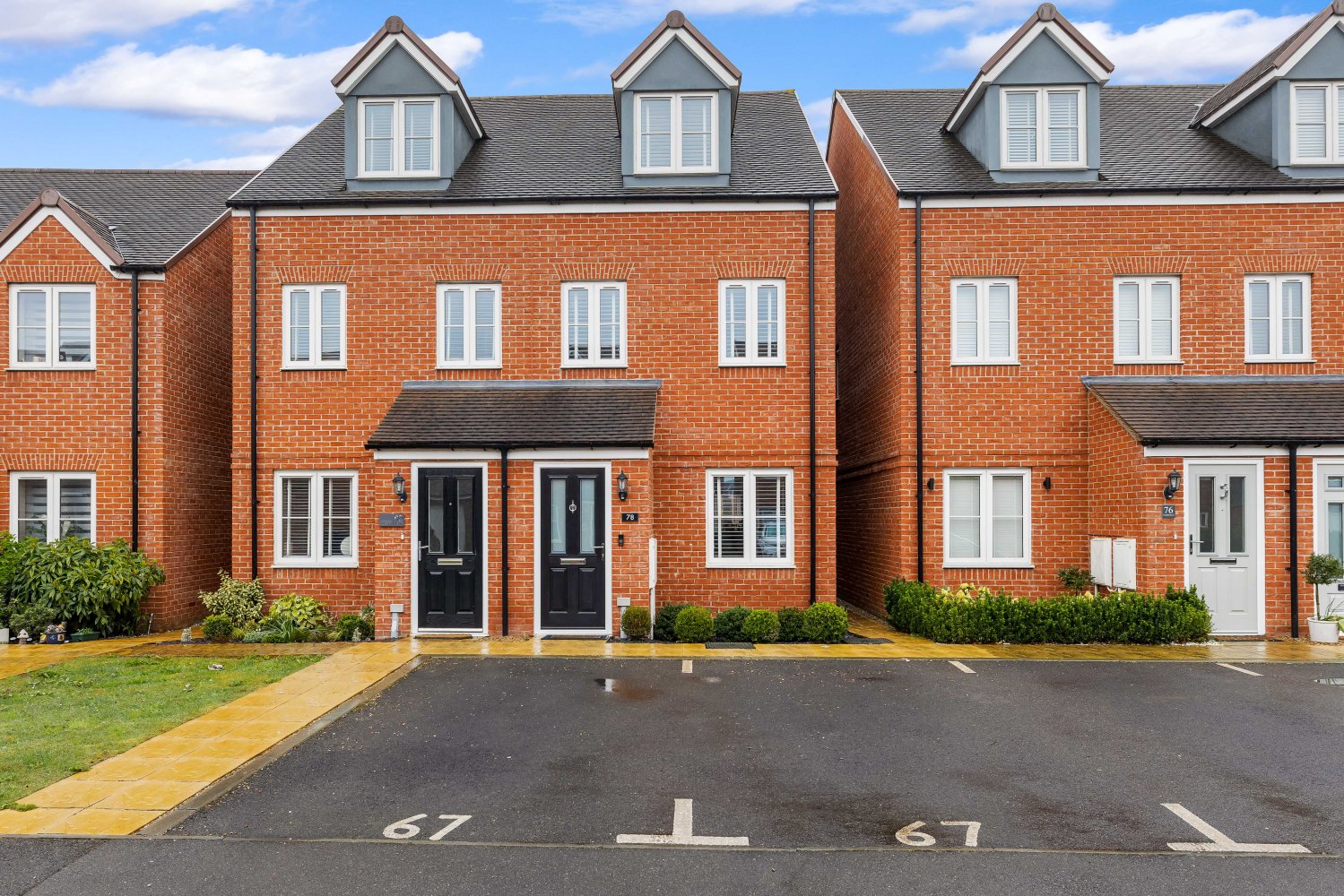 3 bedrooms House in Horley, United Kingdom No. 1031