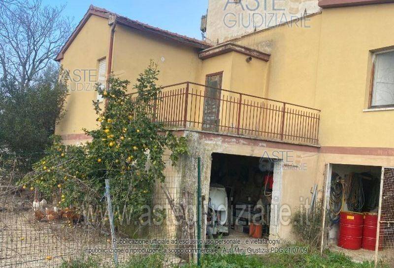 Casa de 5 habitaciónes en Roseto degli Abruzzi, Italy No. 345397