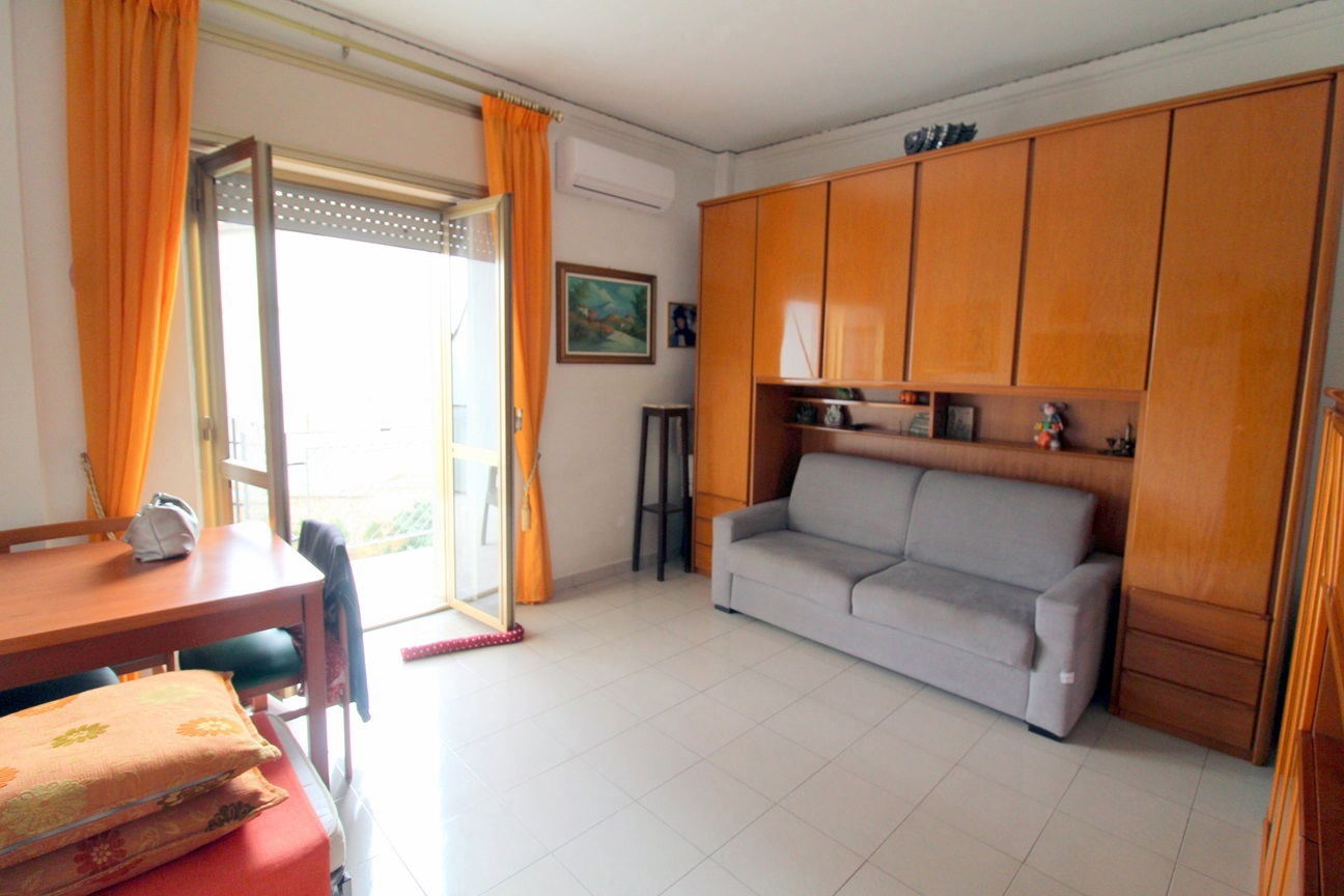 2 rooms Apartment in Naples, Italy No. 353354