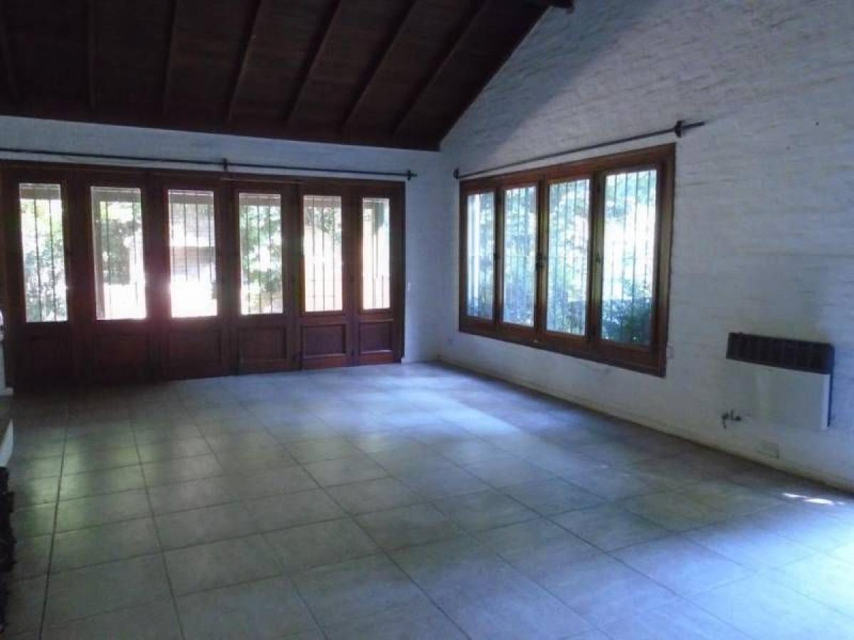 4 bedrooms House in Malvinas Argentinas, Argentina No. 680
