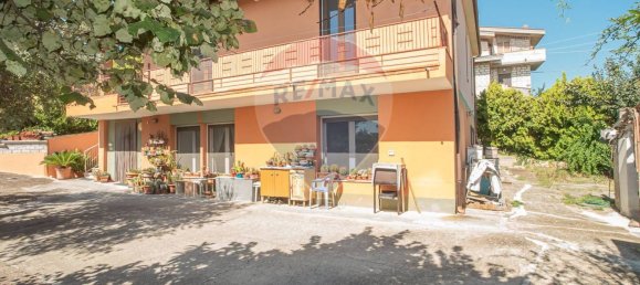 4 Schlafzimmer Haus in Città Sant'Angelo, Italy, Nr. 352660 33