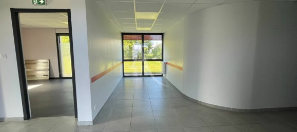 150m² Commercial property in Loir-et-Cher, France No. 236704 2
