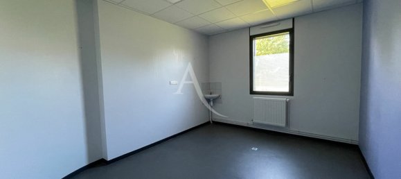 150m² Commercial property in Loir-et-Cher, France No. 236704 5