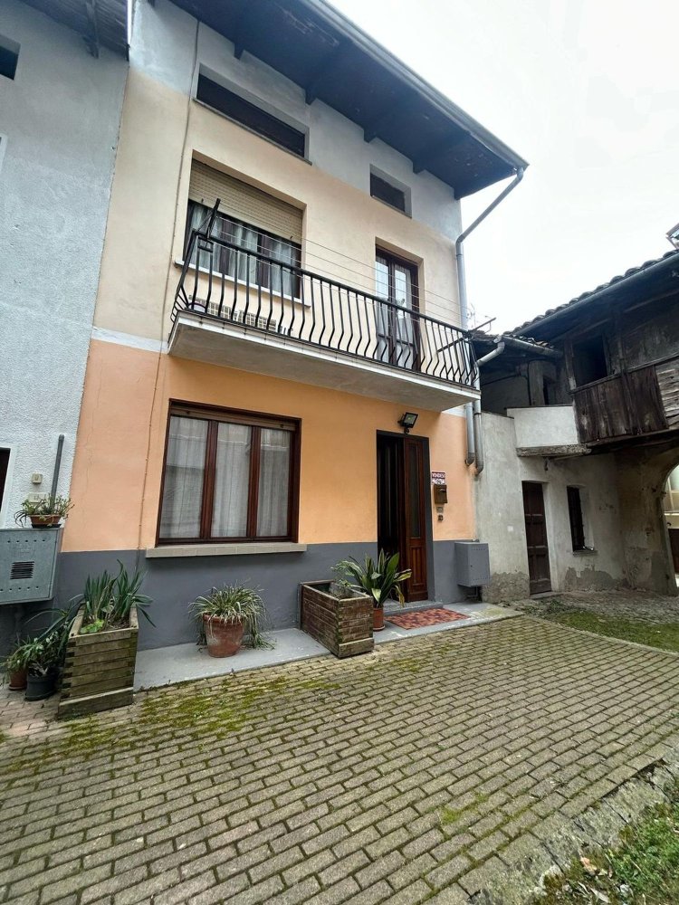 4 rooms House in Valdilana, Italy No. 125367