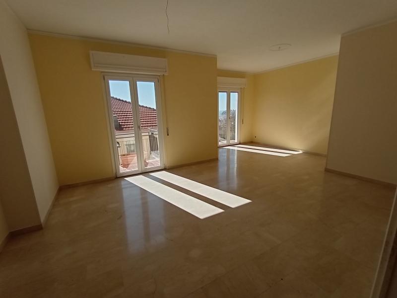 Квартира с 4 комнатами в Империя, Италия № 231279