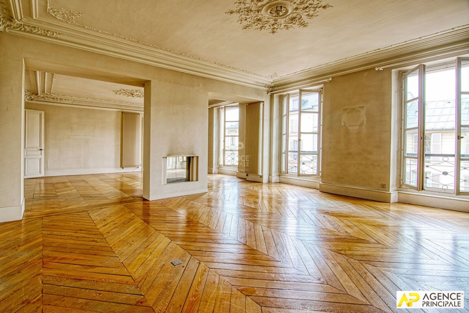 5 bedrooms Duplex in Versailles, France No. 293293