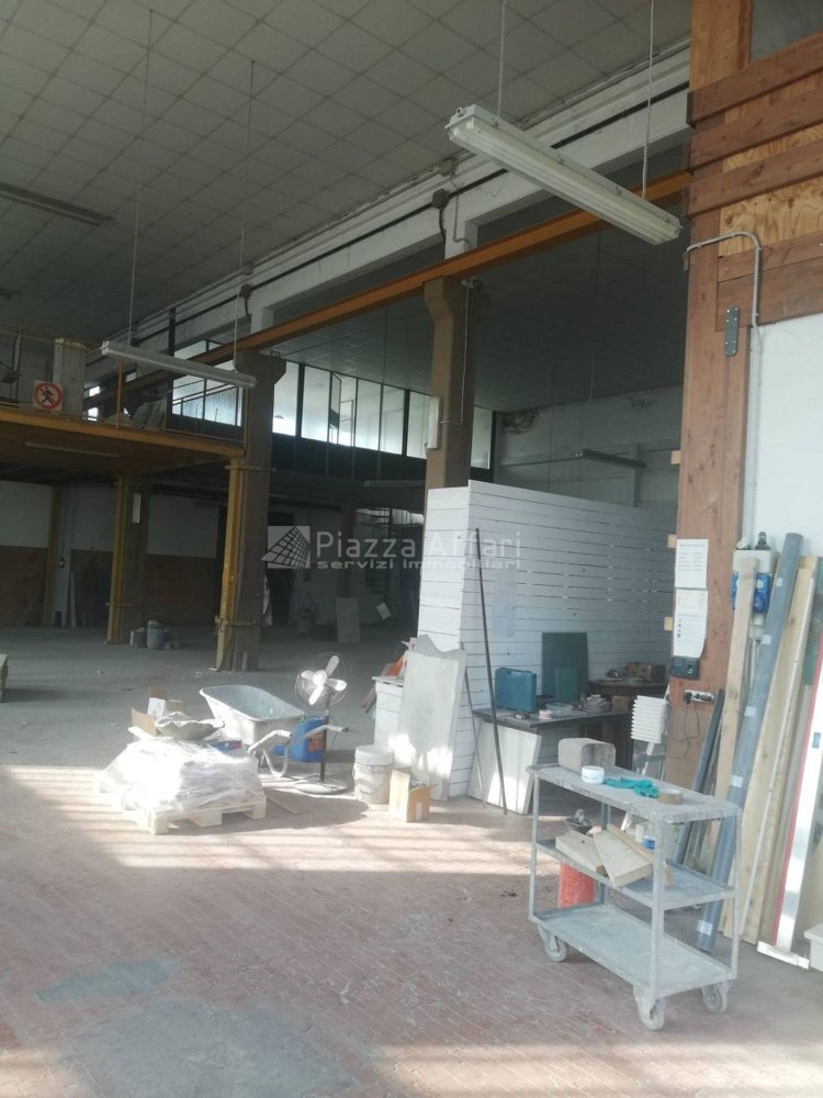 779m² Commercial property in Reggio Emilia, Italy No. 113031