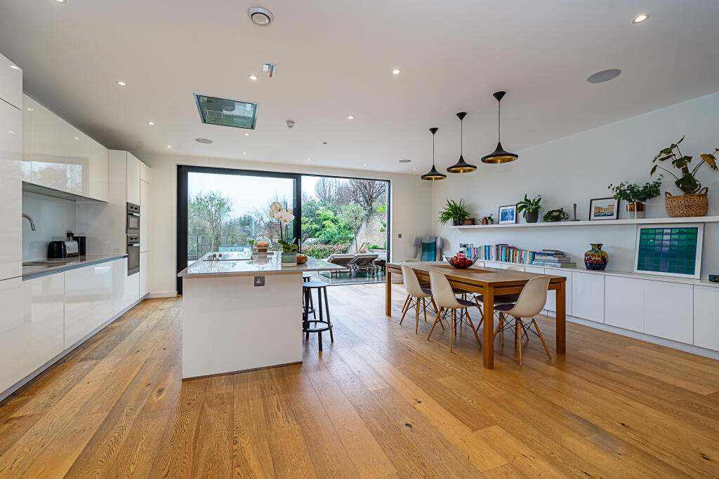 5 bedrooms House in London, United Kingdom No. 14189