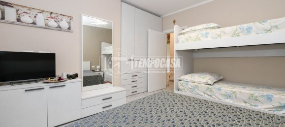 Apartamento de 2 dormitorios en Gardone Riviera, Italy No. 363391 18