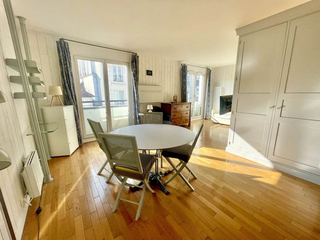 2 rooms Apartment in Paris, France No. 168725
