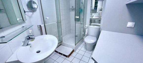 2 rooms Apartment in Paris, France No. 168725 3