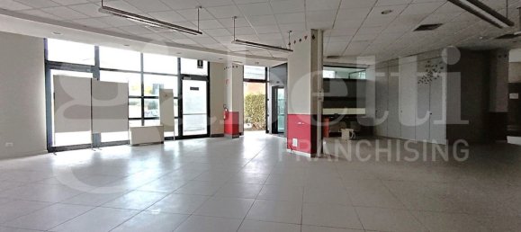 450m² Office in Viareggio, Italy No. 12388 3