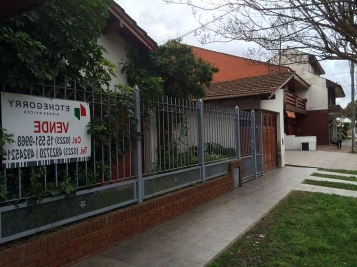 4 bedrooms House in Mar del Plata, Argentina No. 81329