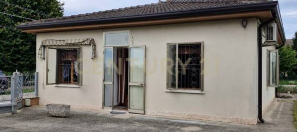 2 bedrooms House in Sanguinetto, Italy No. 267199 2