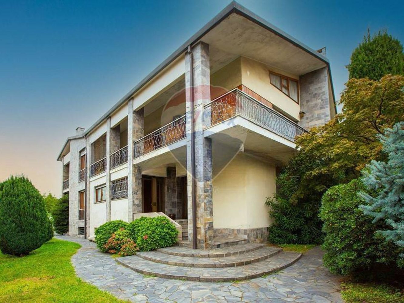 Вилла с 7 спальнями в Бусто Арсицио, Италия № 295510