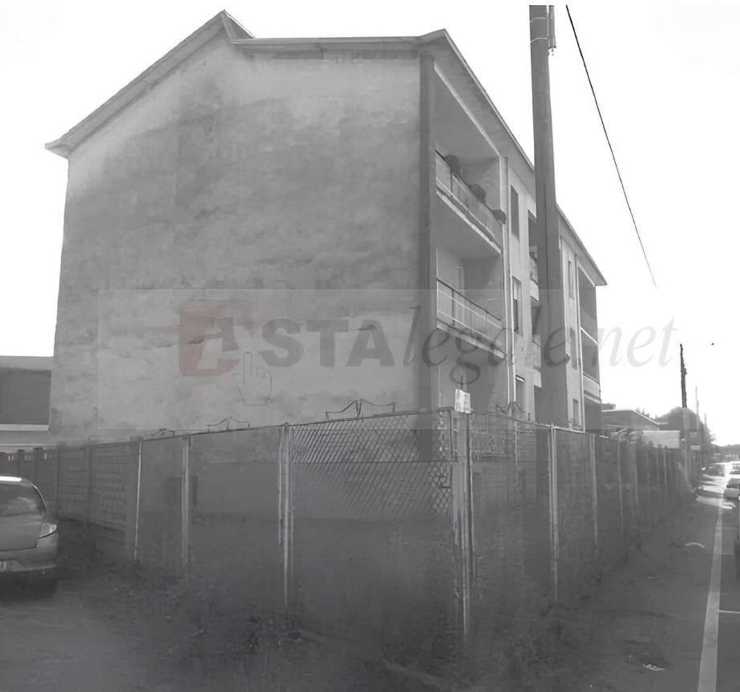 3 rooms Apartment in Lonate Pozzolo, Italy No. 179670