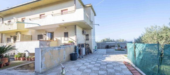 Дом с 4 комнатами в Мессина, Италия № 132460 3