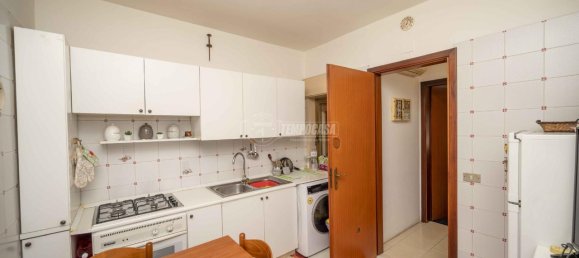 Дом с 4 комнатами в Мессина, Италия № 132460 5