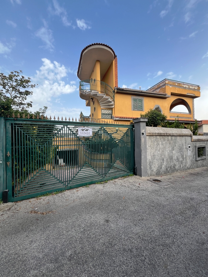 Villa de 9 habitaciónes en Castel Volturno, Italy No. 115201