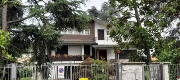 5 rooms Villa in Canegrate, Italy No. 23798 4