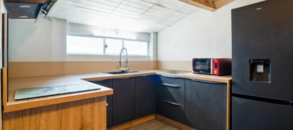 Casa de 3 dormitorios en Rhone, France No. 240298 2