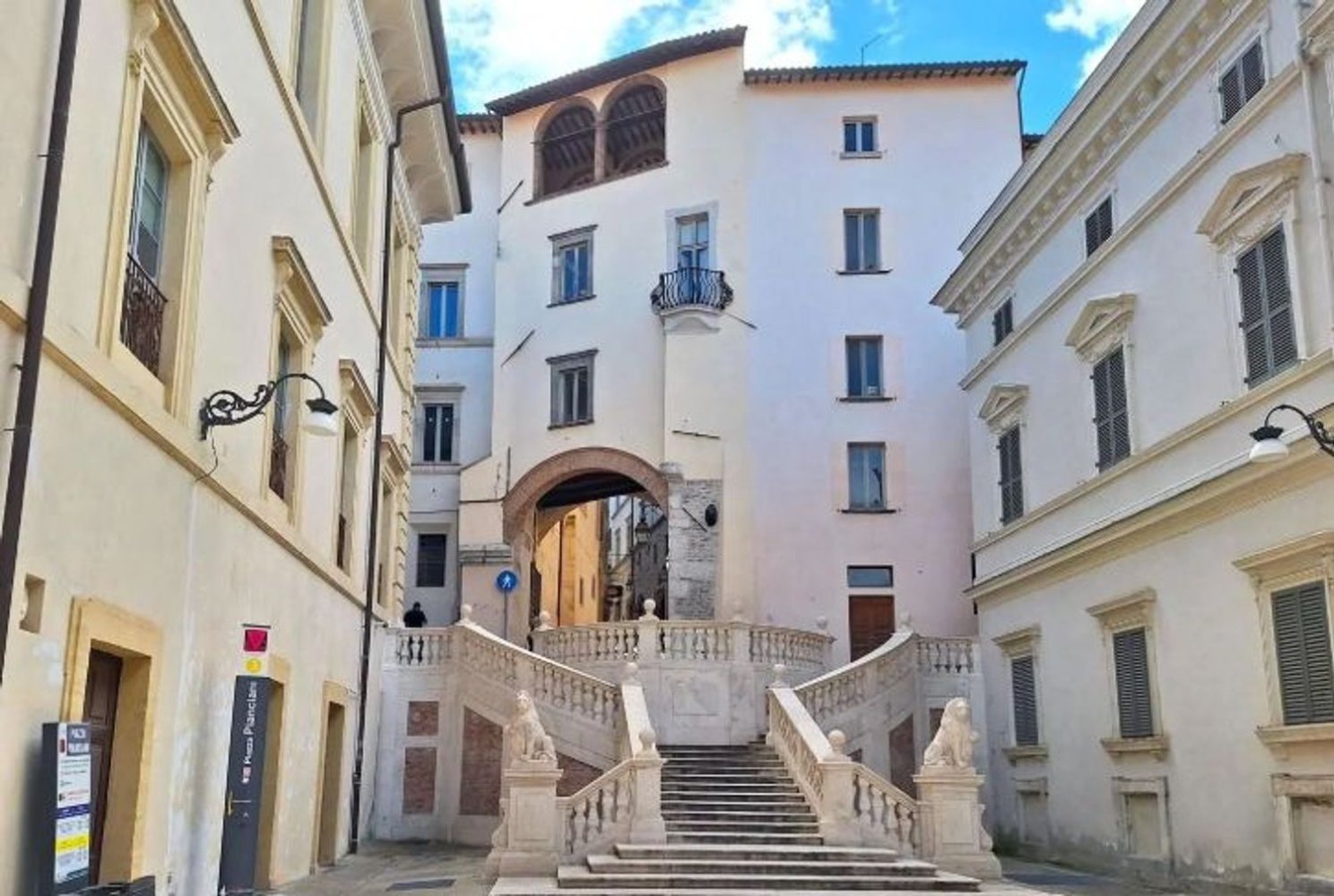 952m² Office in Spoleto, Italy No. 373466