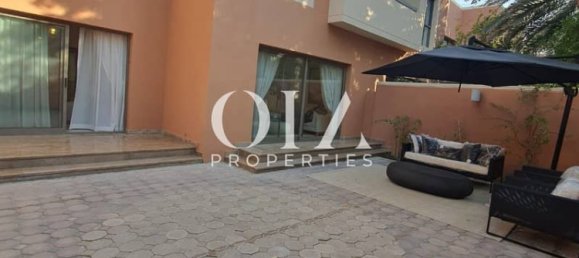 4 bedrooms Villa in Abu Dhabi, UAE No. 20120 2