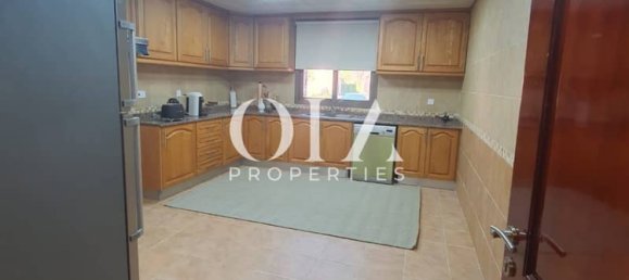 4 bedrooms Villa in Abu Dhabi, UAE No. 20120 13