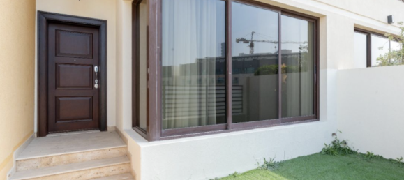 4 bedrooms Villa in Dubai, UAE No. 44848 2