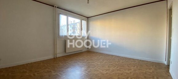 Studio in Compiegne, France No. 44565 5