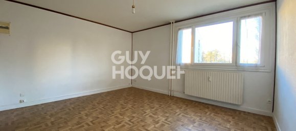 Studio in Compiegne, France No. 44565 2