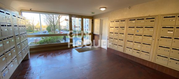 Studio in Compiegne, France No. 44565 7