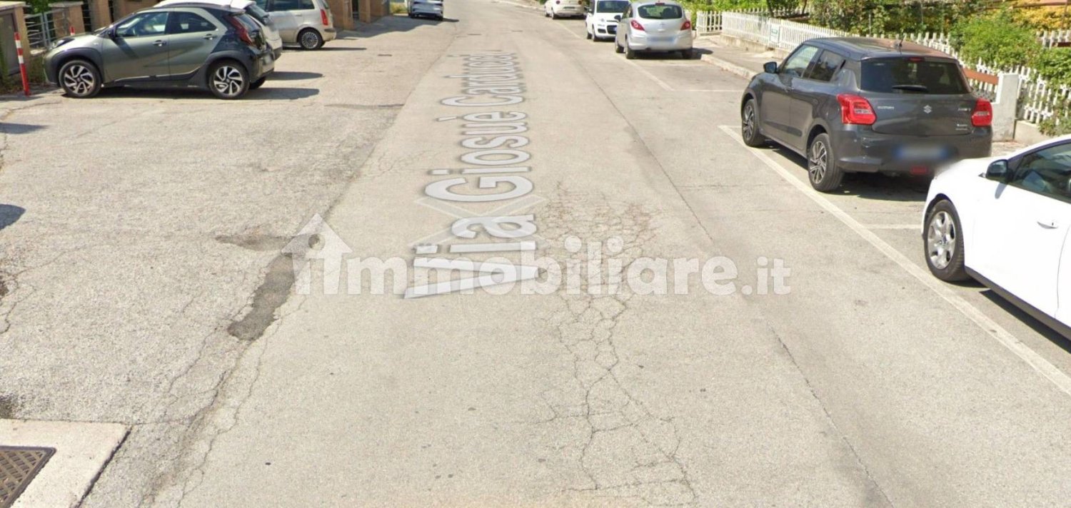 1 room Commercial property in Castelraimondo, Italy No. 319199