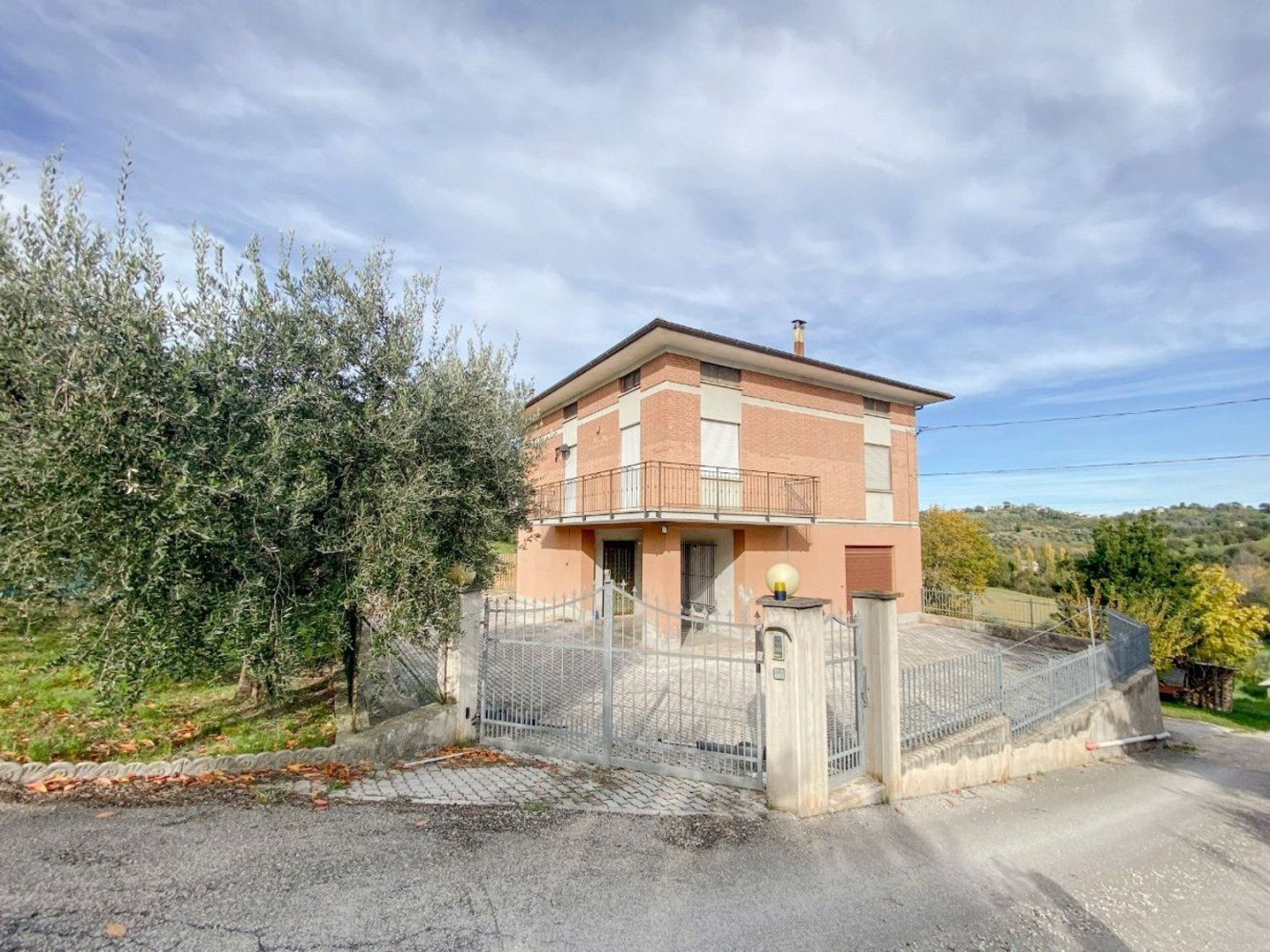 6 rooms Castles in Mogliano, Italy No. 102480