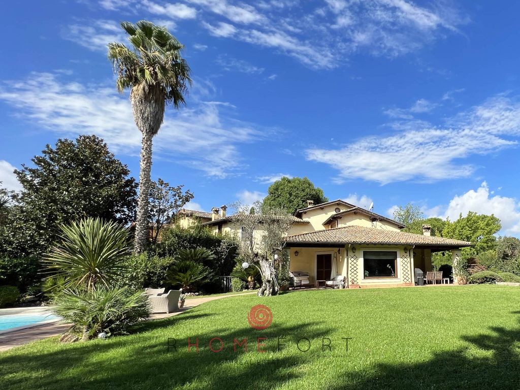 4 bedrooms Villa in Rome, Italy No. 114762