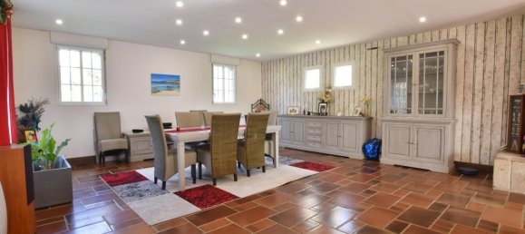 5 bedrooms House in Cast, France No. 206142 4