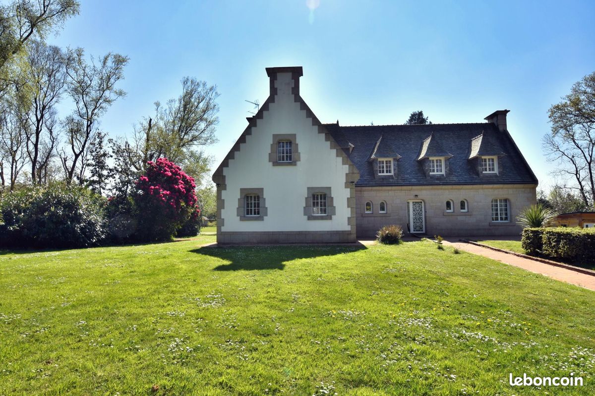 5 bedrooms House in Cast, France No. 206142