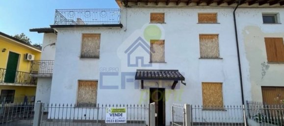 2 bedrooms House in Villanova sull'Arda, Italy No. 229037 4