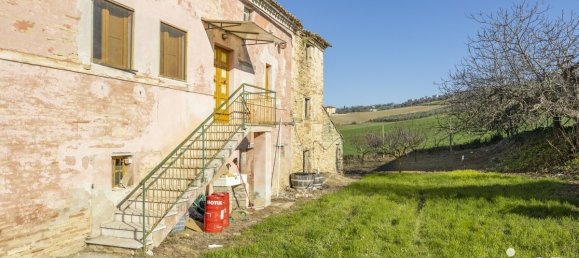 3 bedrooms House in Recanati, Italy No. 22549 9