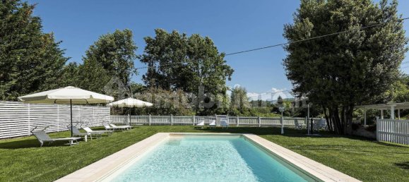 5 bedrooms House in Lucca, Italy No. 42656 11