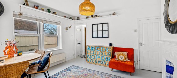 3 bedrooms House in Redhill, United Kingdom No. 987 8