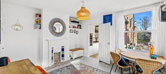 3 bedrooms House in Redhill, United Kingdom No. 987 7