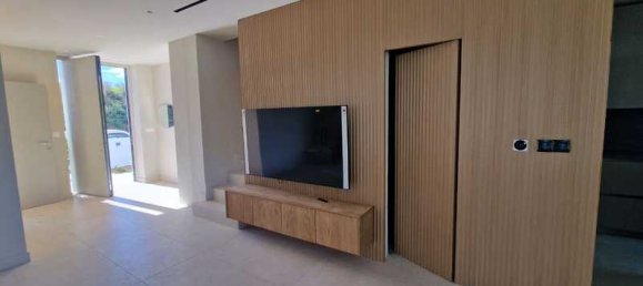 4 bedrooms Villa in Strovolos, Cyprus No. 20389 2