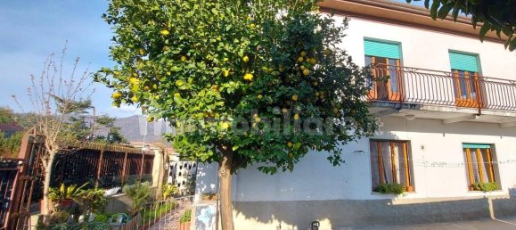 3 bedrooms House in Carrara, Italy No. 45684 3