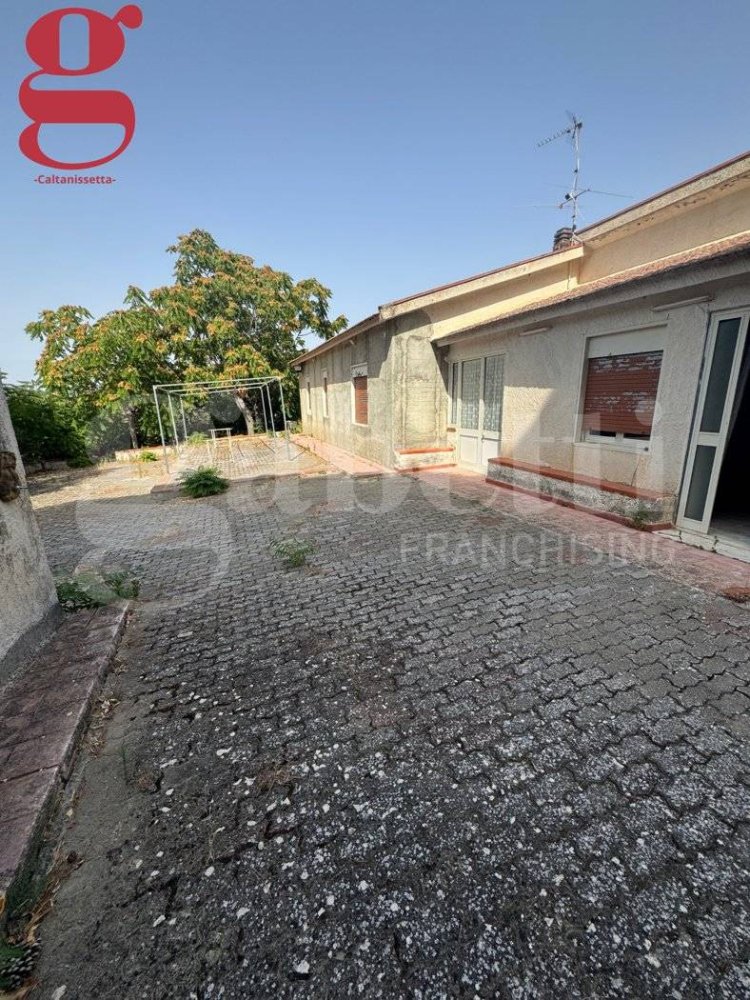 5 rooms House in Caltanissetta, Italy No. 349803