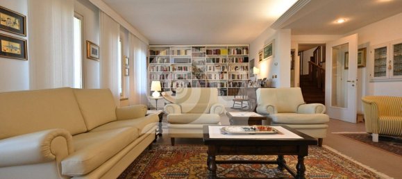 3 bedrooms Villa in Udine, Italy No. 172524 9