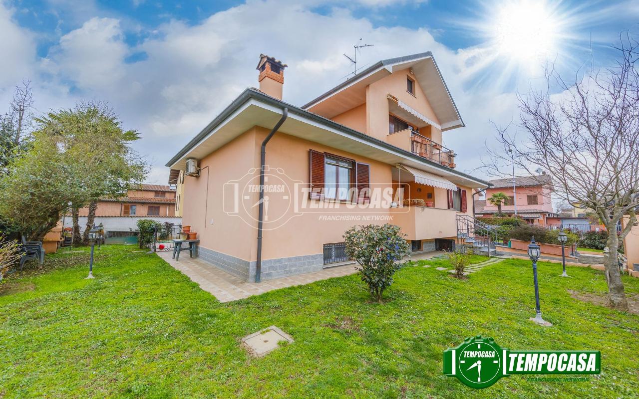 Villa de 4 habitaciónes en Vellezzo Bellini, Italy No. 157357