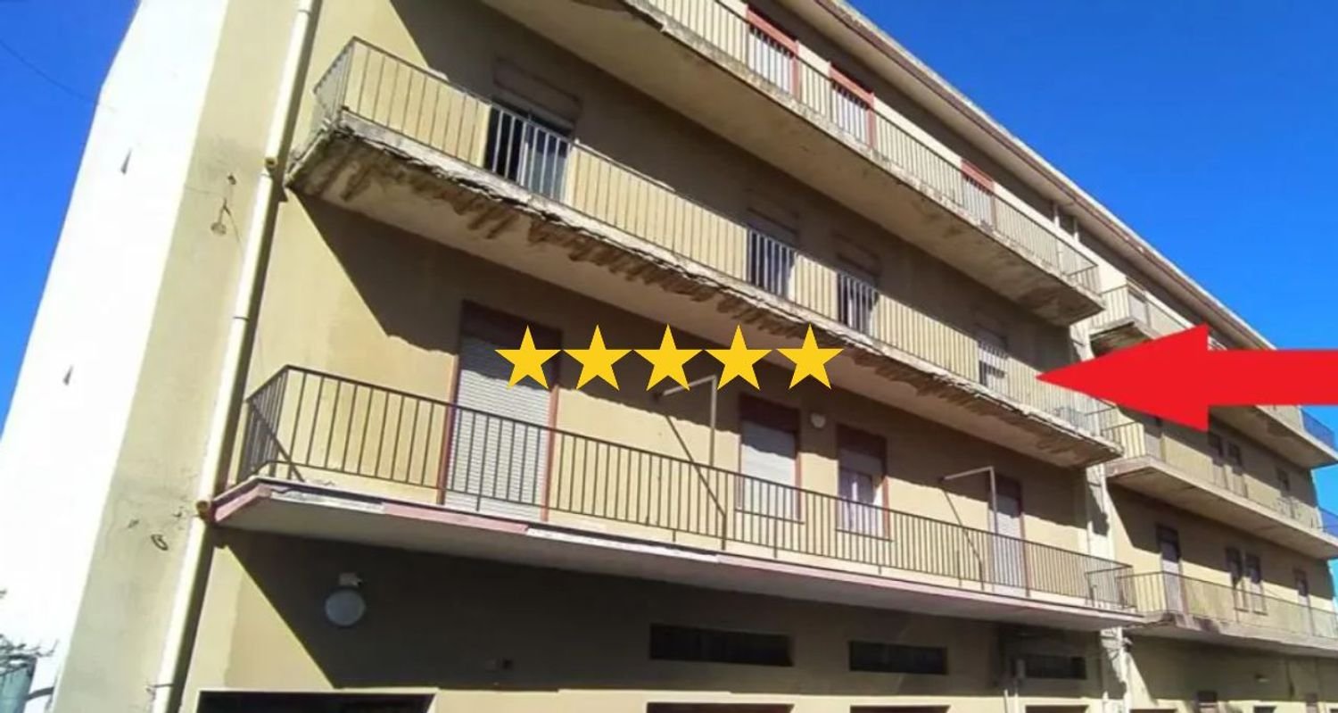 7 rooms Apartment in Reggio Calabria, Italy No. 36192