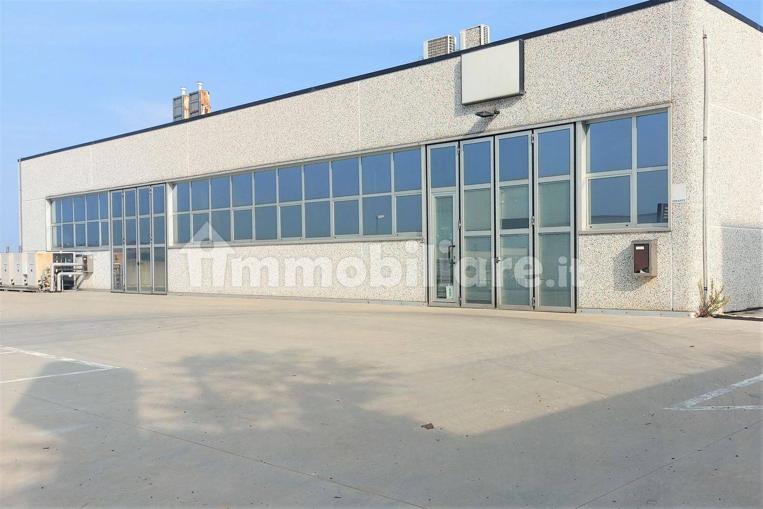 5 rooms Warehouse in Filottrano, Italy No. 229862