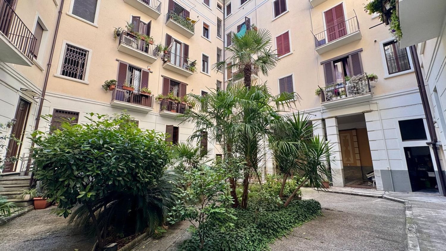 3 bedrooms Apartment in Milan, Italy No. 373177